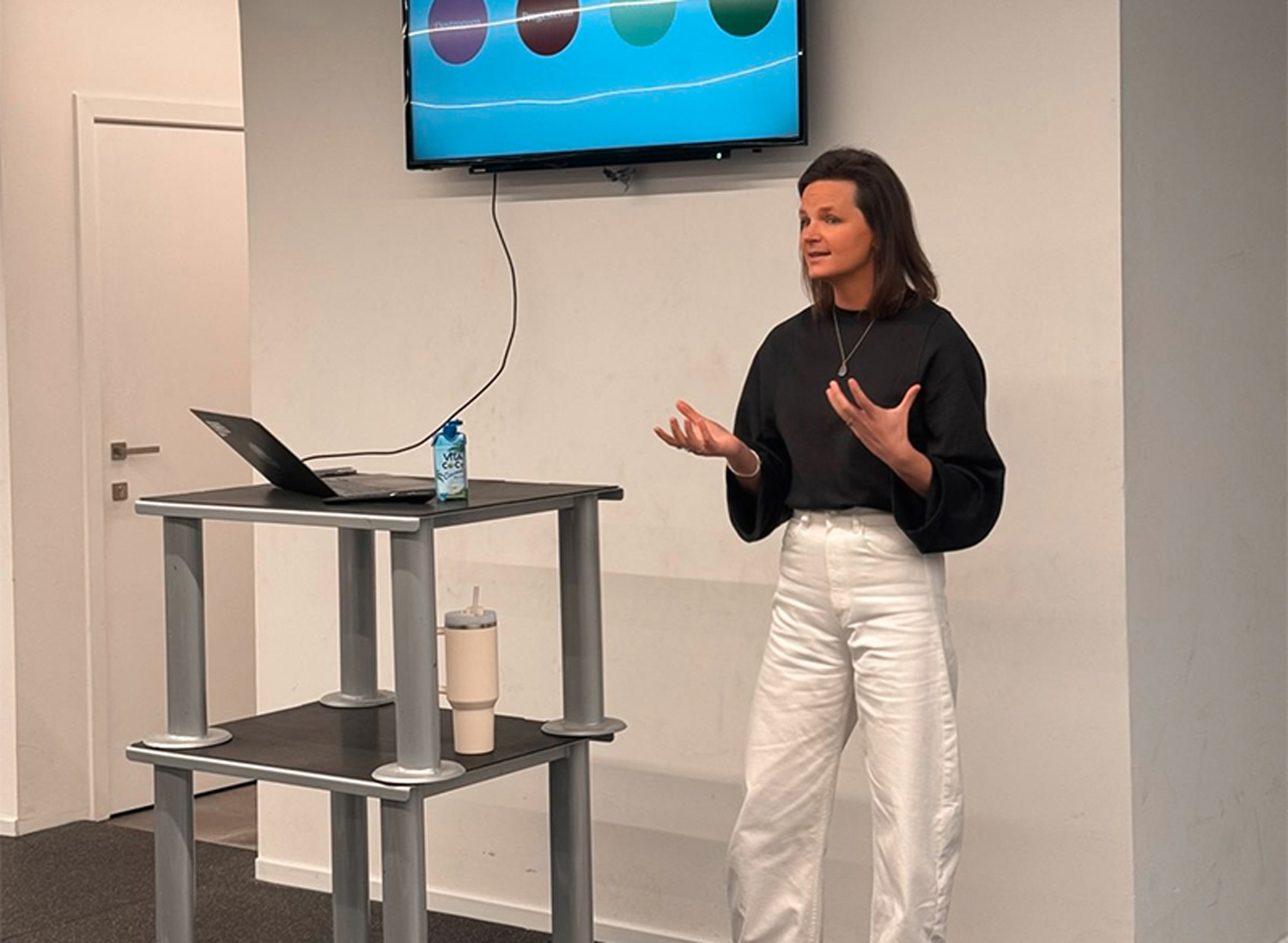 Benedicte (Benevida) aan het presenteren, geeft een lezing en vertelt over gezondheid en well-being